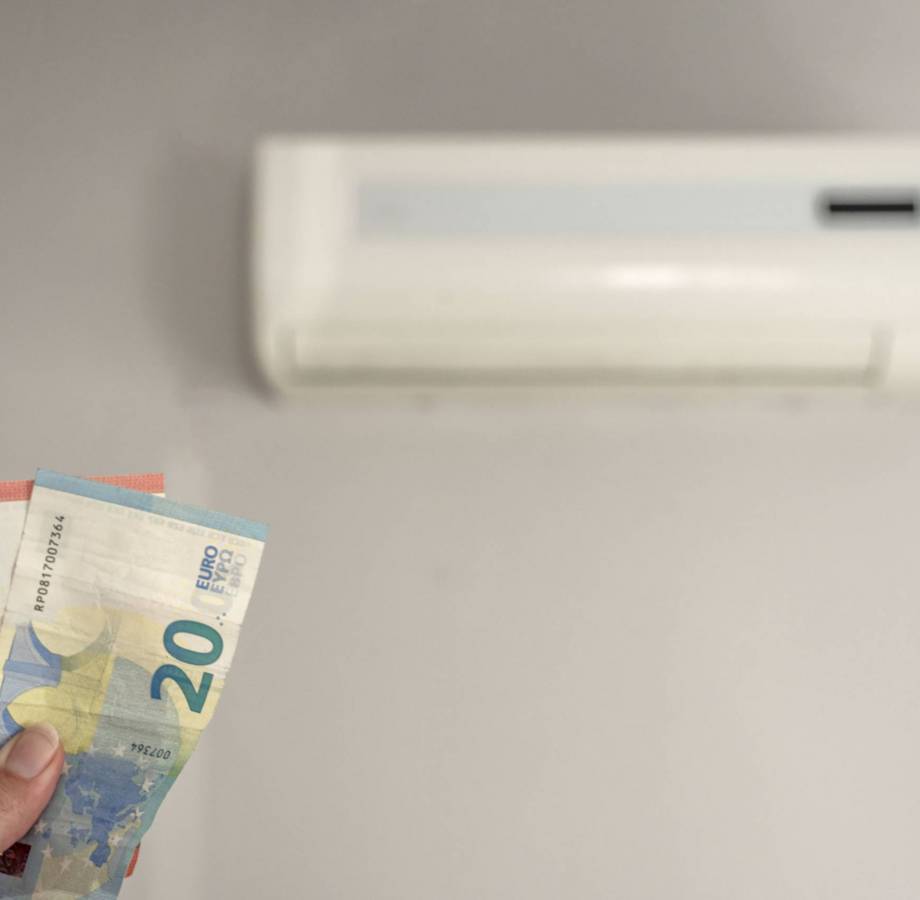 Split-Klimaanlage mit Geldscheinen als Symbol für die Kosten mit Einbau